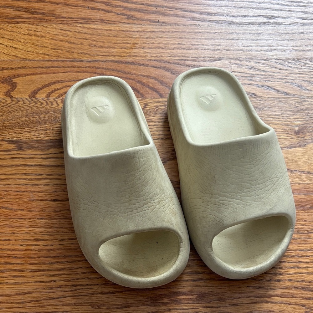 Yeezy Kids Sandals in Cream
